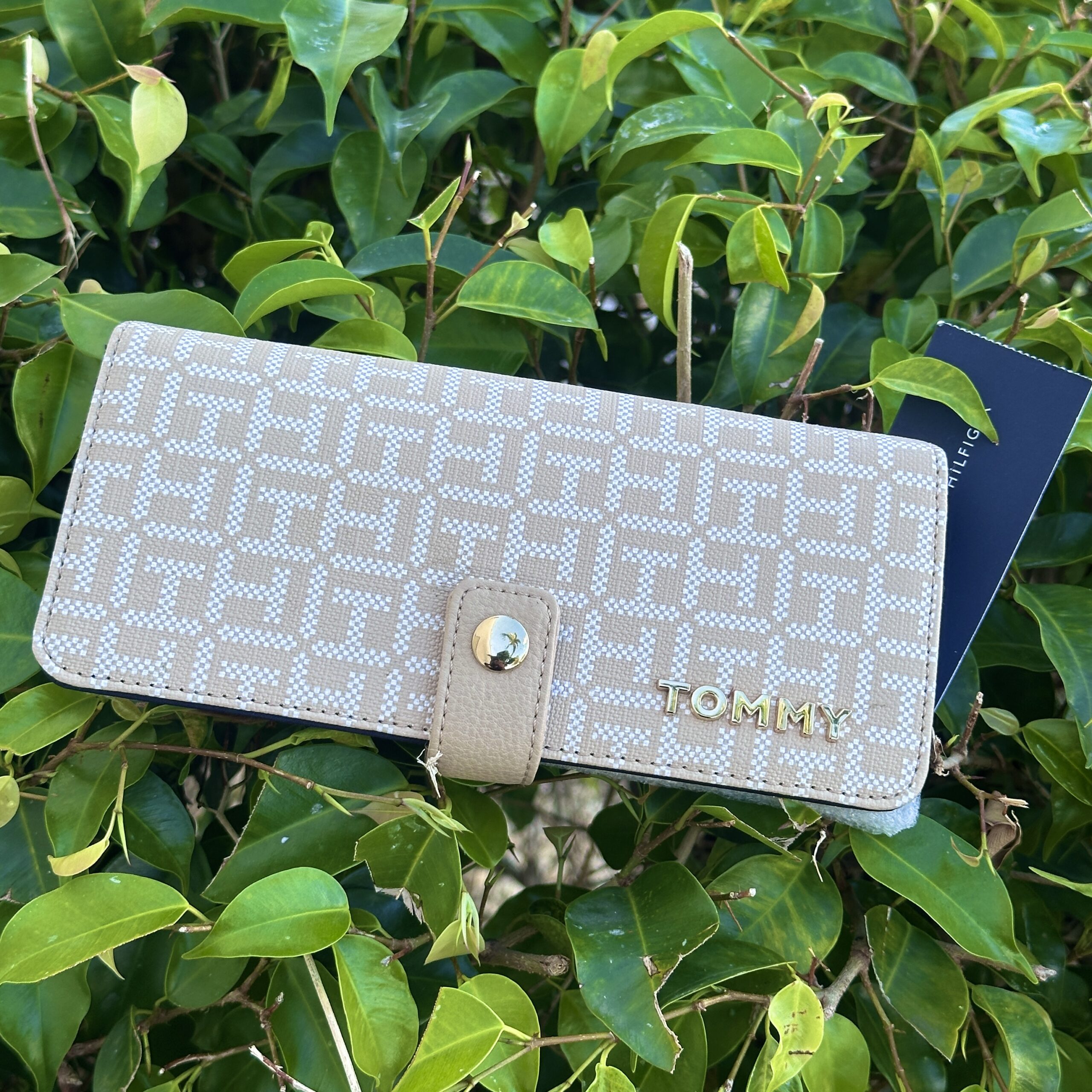 Tommy Hilfiger Women's TH Logo Print Wallet Tan/White